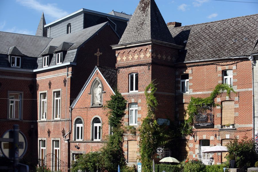 Vue d'un ensemble de bâtiments de la ville de Chimay