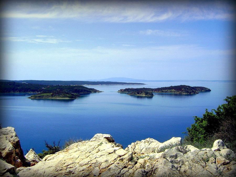 Blick auf die bewaldete Halbinsel Kalifront bei Rab