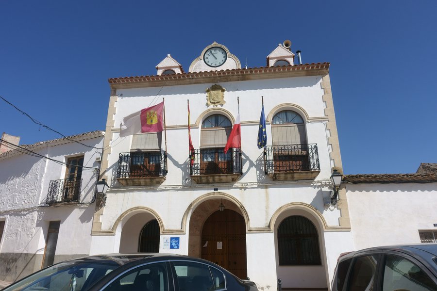 File:Ayuntamiento de Los Hinojosos.jpg