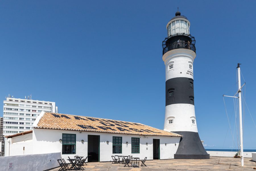 Farol da Barra an der Küste von Salvador, Bahia