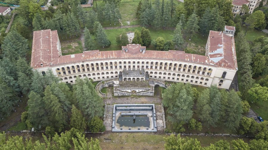 Historisches, von Bäumen umgebenes Sanatoriumsgebäude in Tskaltubo