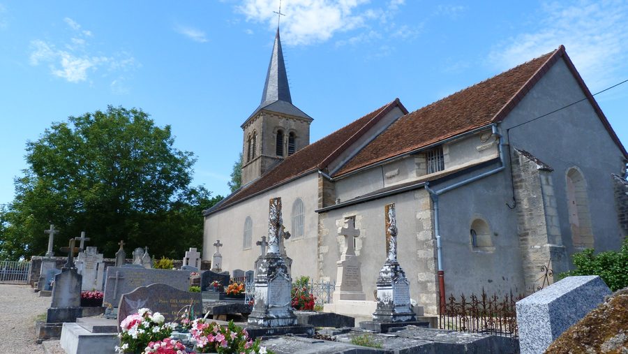 Außenansicht der Église Saint-Andoche und des Friedhofs in Diancey