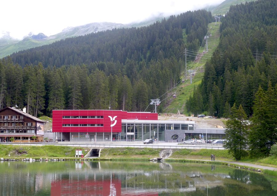 Rothornbahn in Lenzerheide vor alpiner Berglandschaft