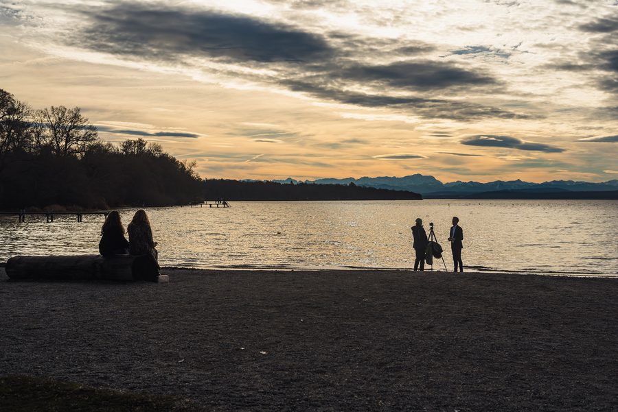 Ufer des Ammersees bei Inning mit den Alpen im Hintergrund
