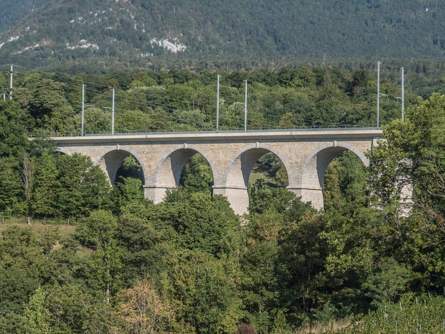 Eisenbahnviadukt über die Areuse in Boudry im Kanton Neuenburg