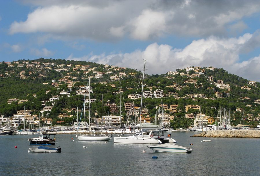 Hafen von Port d'Andratx auf Mallorca mit Booten und Uferbebauung