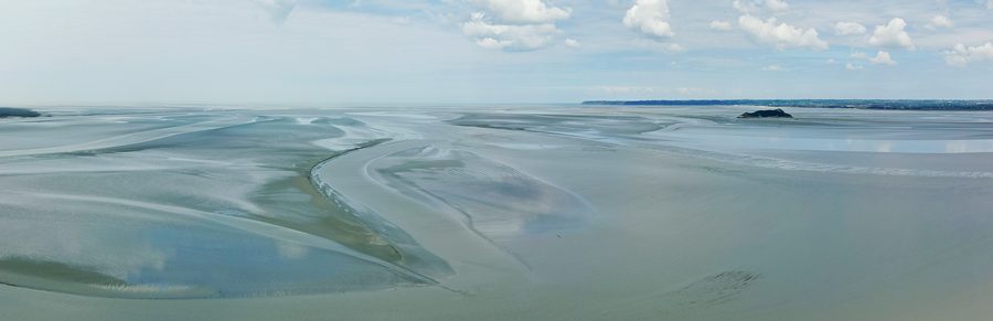 Blick bei Ebbe über die Bucht des Mont-Saint-Michel mit Tombelaine