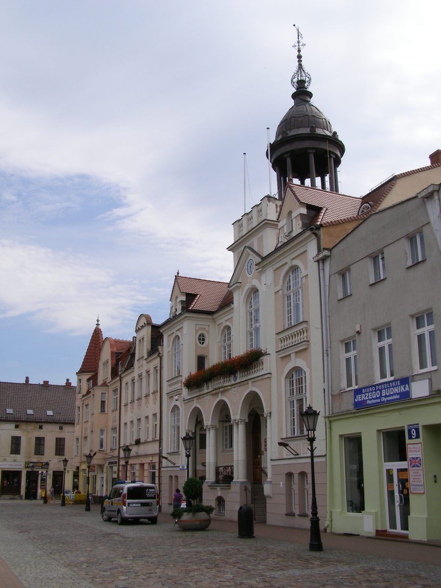 Rathaus und Häuser am Wejhera-Platz in Wejherowo