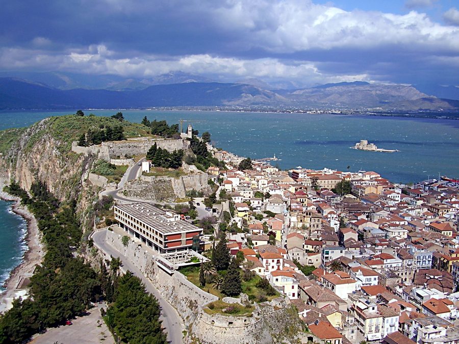 Blick auf Nafplio und Akronafplia in Griechenland