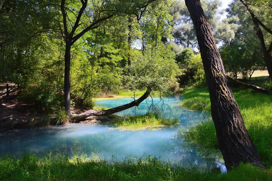 Türkisfarbene Schwefelquellen im Parco del Lavino bei Scafa