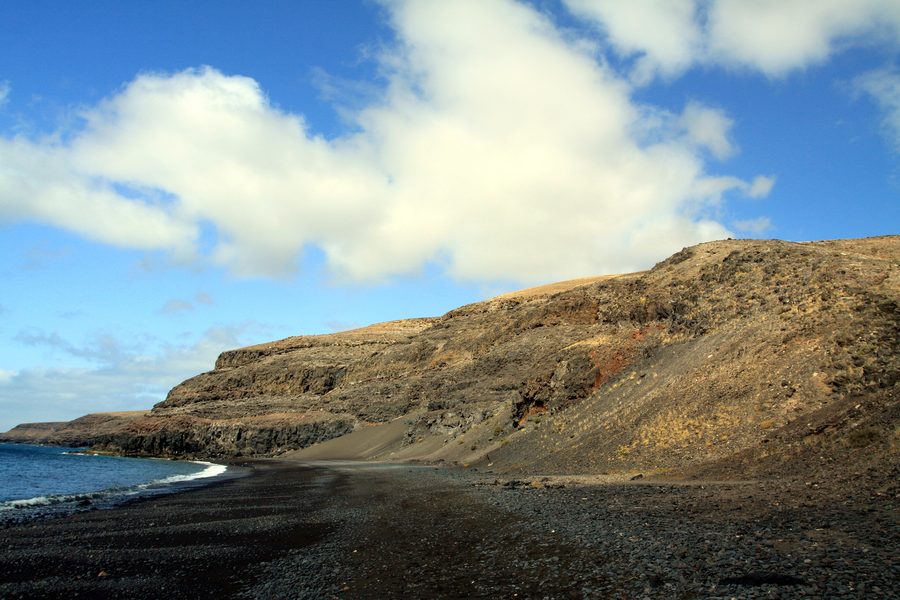 Dunkler Küstenabschnitt nahe Playa Quemada auf Lanzarote