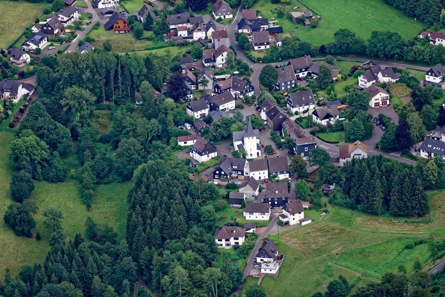 Luftaufnahme des Gummersbacher Ortsteils Lieberhausen mit der Bunten Kerke in Nordrhein-Westfalen