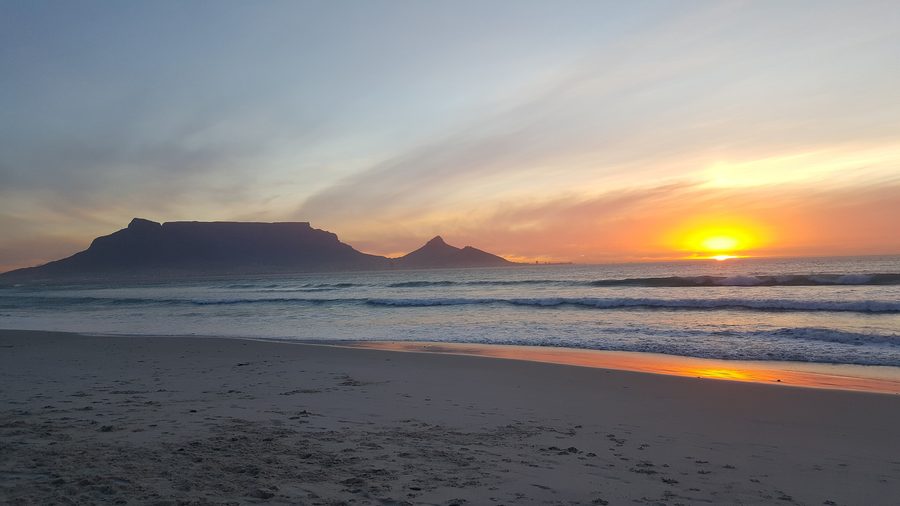 Blick bei Sonnenuntergang vom Sunset Beach auf Tafelberg und Lion’s Head