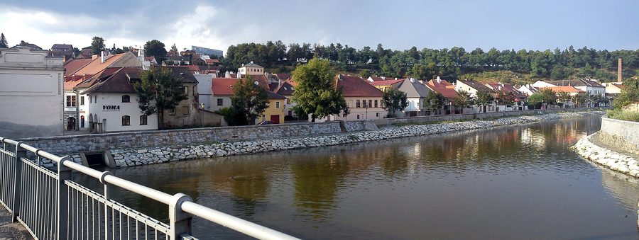 Jüdische Stadt in Třebíč über den Fluss Jihlava gesehen
