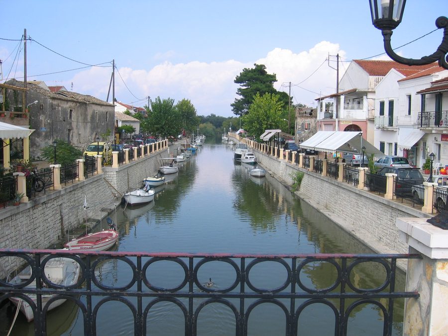 Kanal, der durch Lefkimmi im Süden von Korfu verläuft