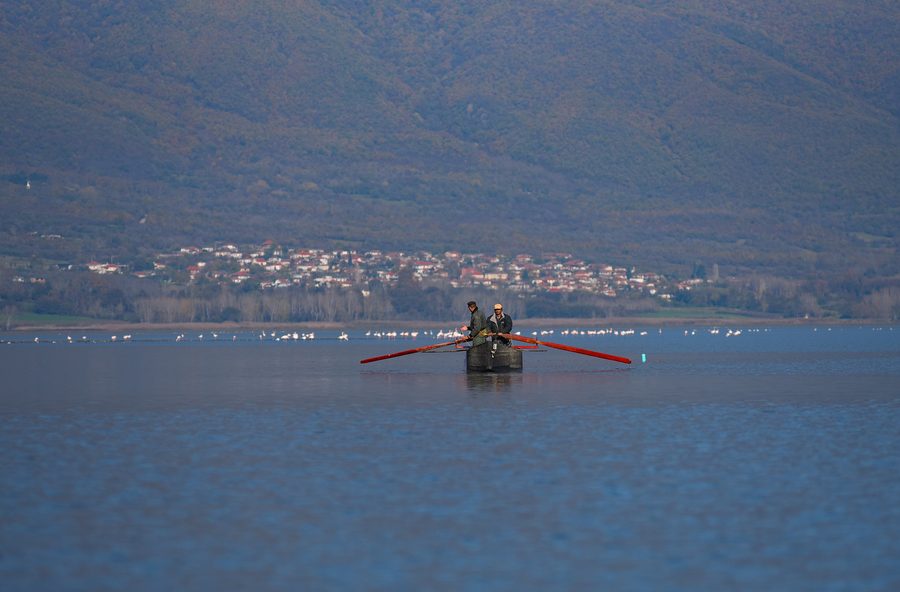Menschen in einem Ruderboot auf dem Kerkini-See