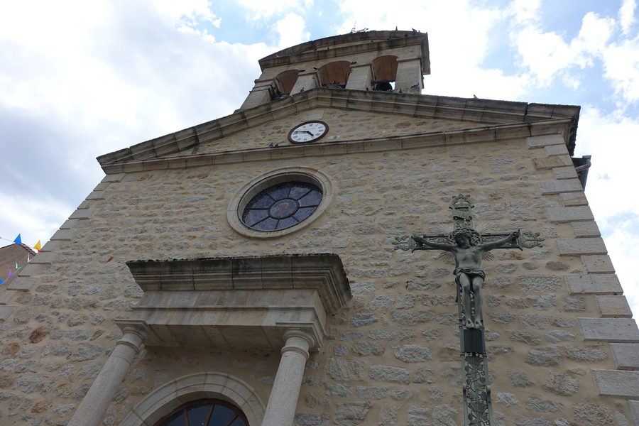 Außenansicht der Église Saint-Julien-de-Brioude in Malrevers, Haute-Loire