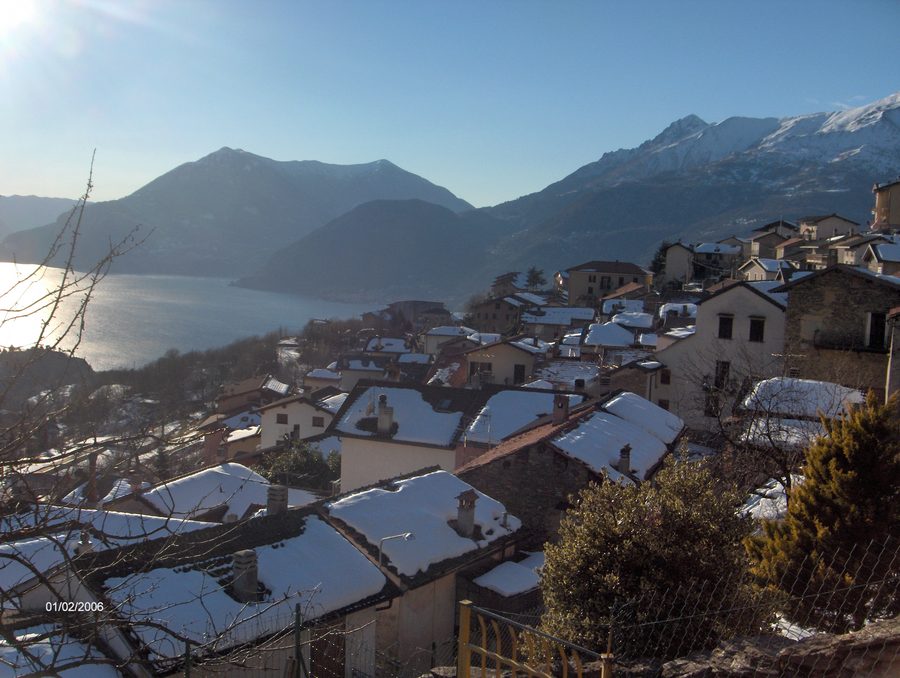 Vestreno con le montagne del Triangolo Lariano e il Lago di Como sullo sfondo