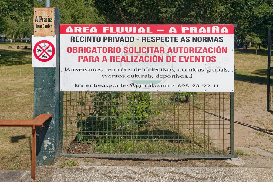File:2026. Letreiro da Área fluvial A Praíña. Couso. A Estrada. Galiza.jpg