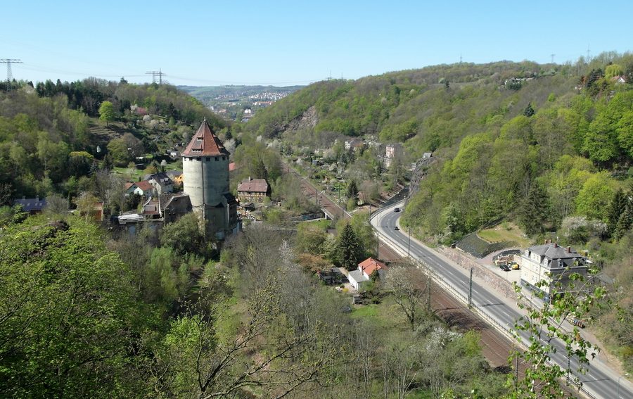 Blick von einem Felssporn der Heidenschanze auf die Ruine der Weizenmühle in Dresden-Coschütz