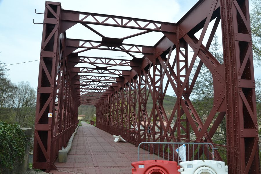 Rote ehemalige Eisenbahnbrücke über Hers und Chalabreil in Chalabre