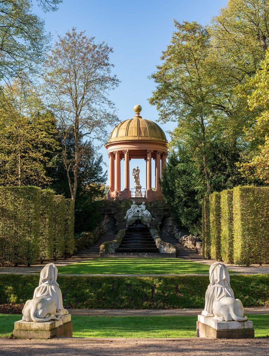 Blick aus dem Naturtheater des Schlossgartens Schwetzingen zum Apollotempel