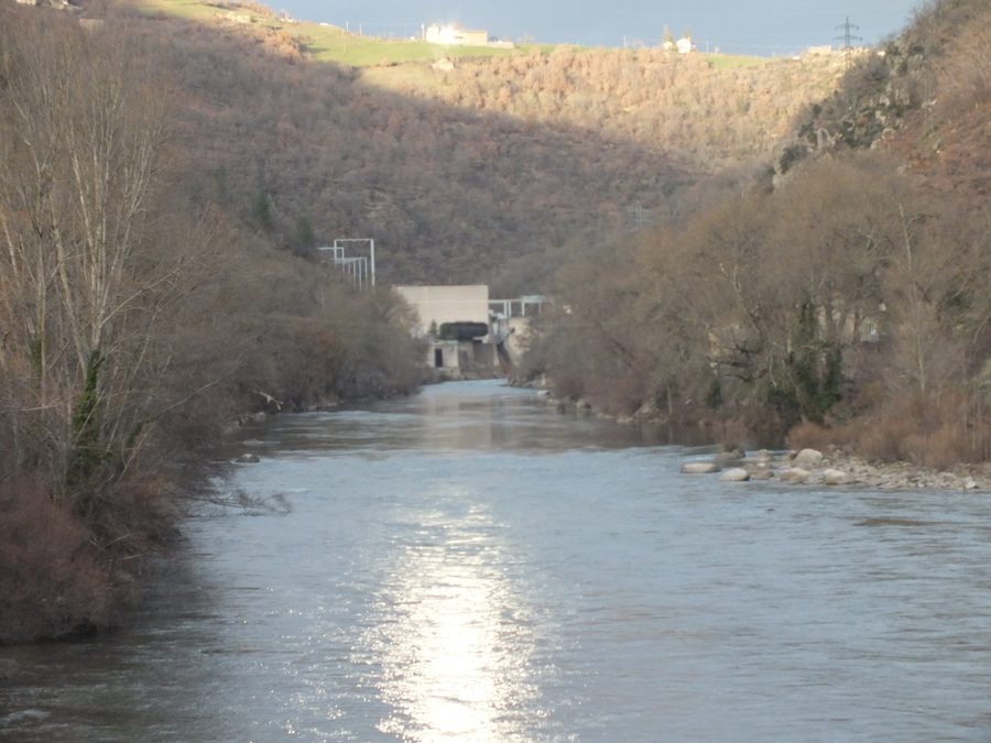 Der Tarn bei Le Truel mit dem Barrage du Truel und den Wasserkraftwerksgebäuden von Le Truel und Le Pouget.