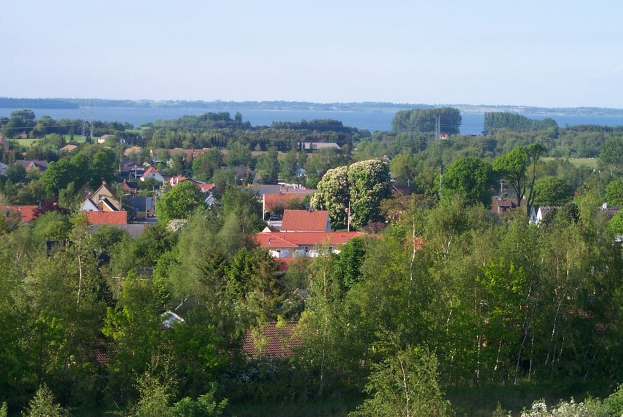 Dächer von Ølsted mit dem Arresø im Hintergrund