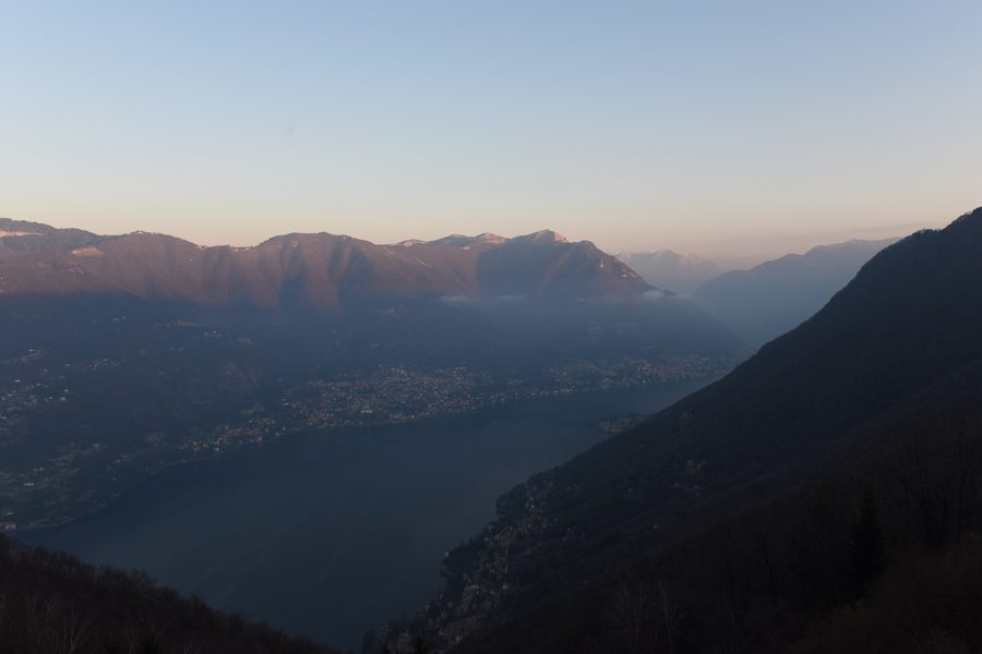 Sonnenaufgang über dem Comer See vor den Ausläufern der Alpen