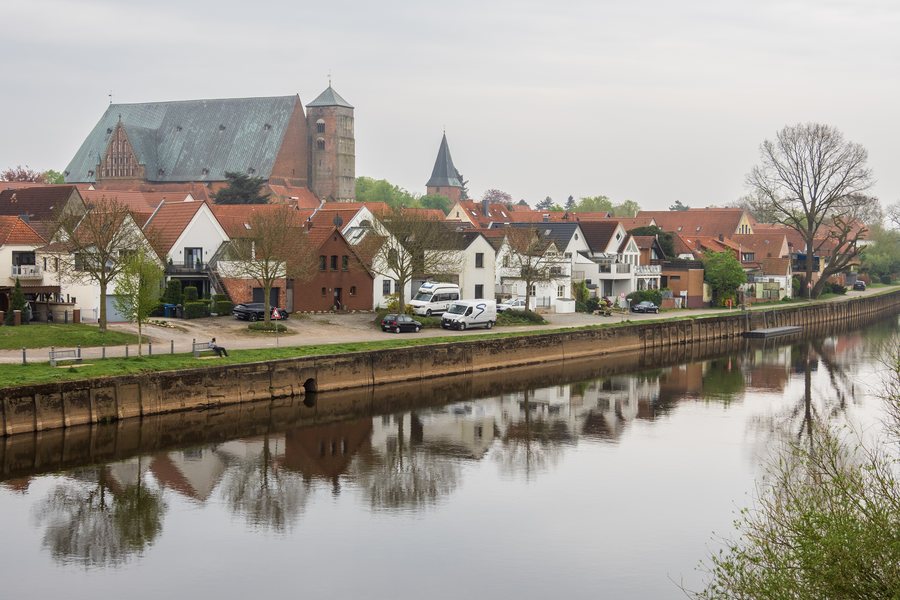 File:Aller, Am Bollwerk & Dom in Verden (2025).jpg