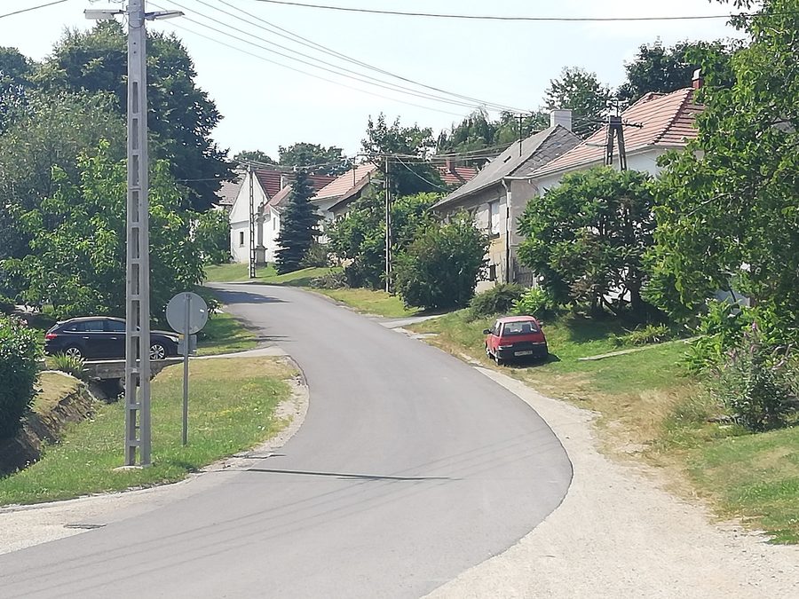 Straßenansicht in Lókút, Ungarn