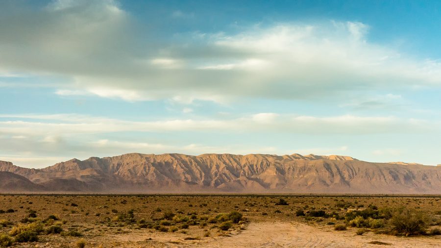 Sandige und felsige Wüstenlandschaft in der algerischen Sahara zwischen Béchar und Timimoun