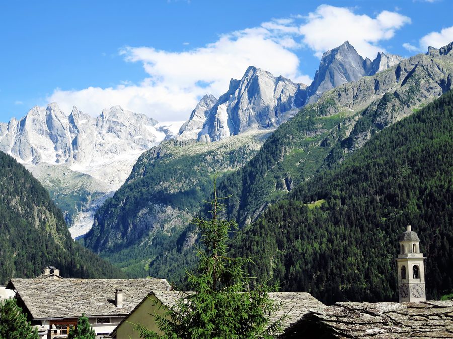 Blick von Soglio über das Bergell in die Val Bondasca und auf alpine Gipfel