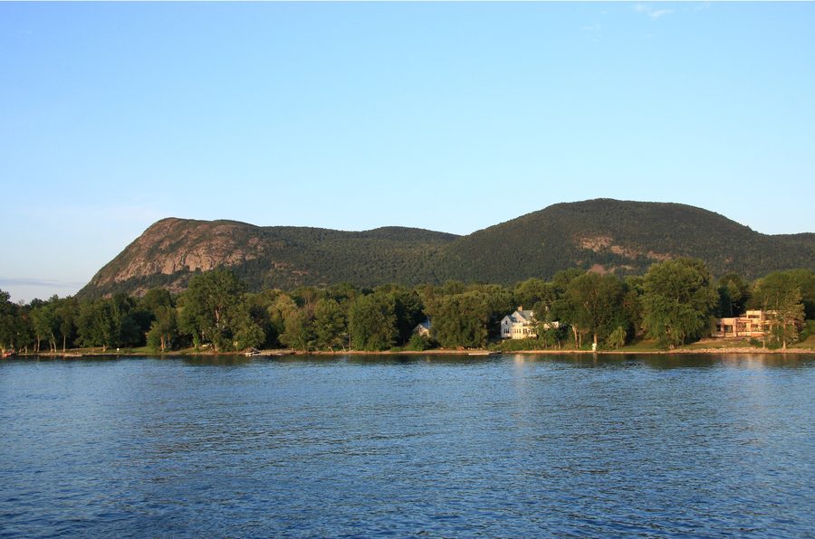 Der Richelieu mit dem Mont-Saint-Hilaire im Hintergrund in Québec
