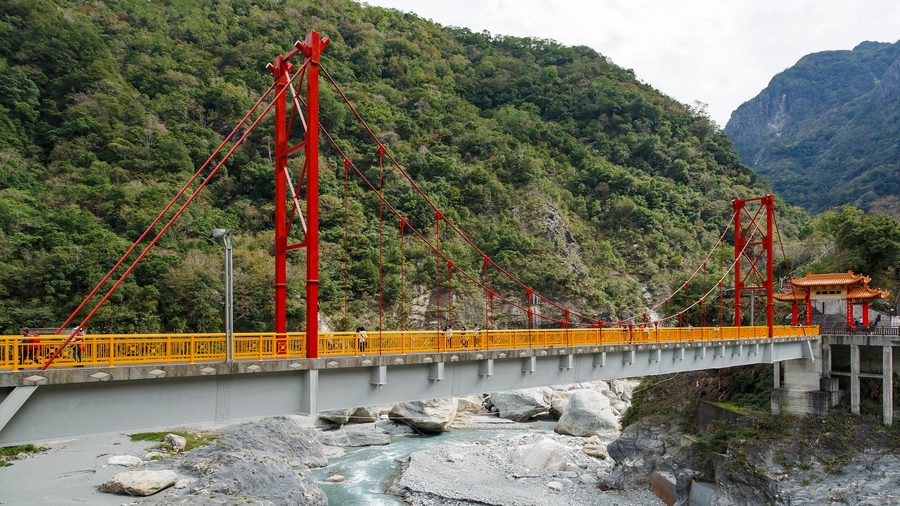 Pudu-Brücke in der Taroko-Schlucht vor bewaldeten Bergen in Taiwan