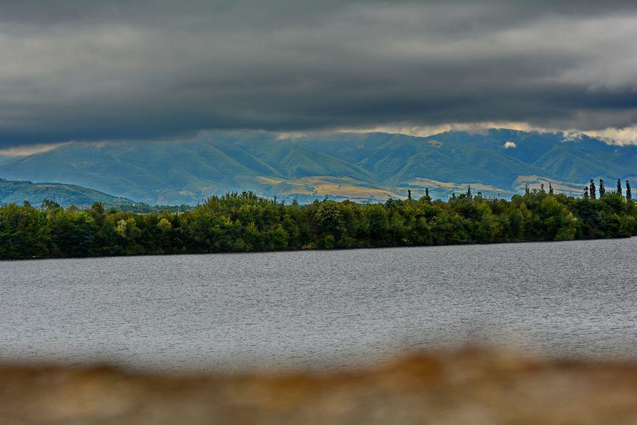 Stausee und Râul Mare in der Landschaft von Sântămăria-Orlea