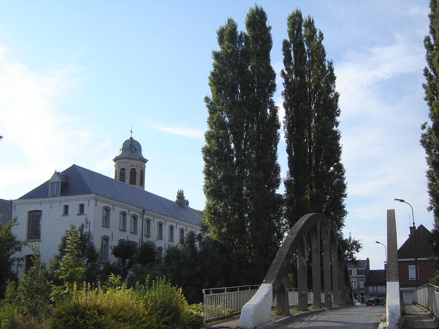 Blick auf Drongen mit der Oude Abdij, dem Turm der Sankt-Gerulph-Kirche und der Pontbrug-Brücke über einen Arm der Lys