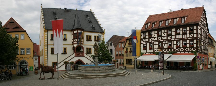Historischer Marktplatz mit Rathaus in Volkach