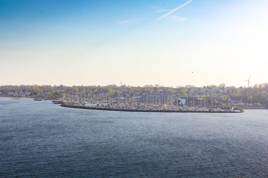 Hafen von Laboe an der Kieler Förde mit Booten