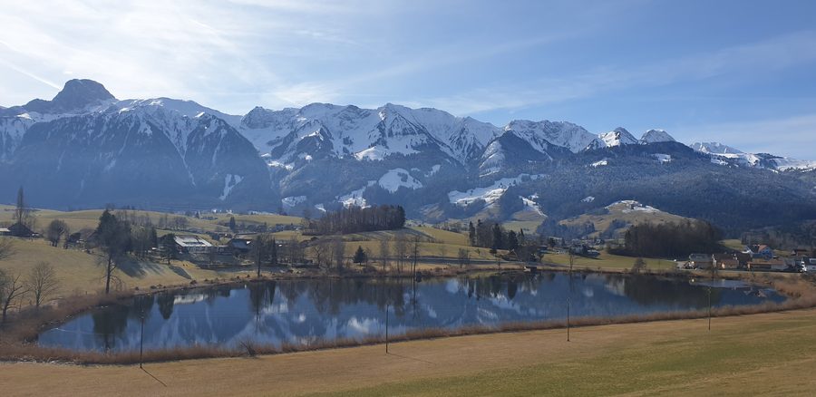 Dittligsee mit der Stockhornkette im Hintergrund