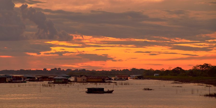 Sonnenuntergang über dem Amazonas bei Leticia in Kolumbien