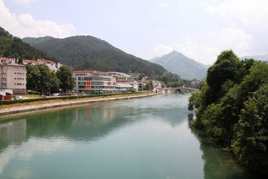 Neretva-Fluss in Konjic vor bergiger Landschaft
