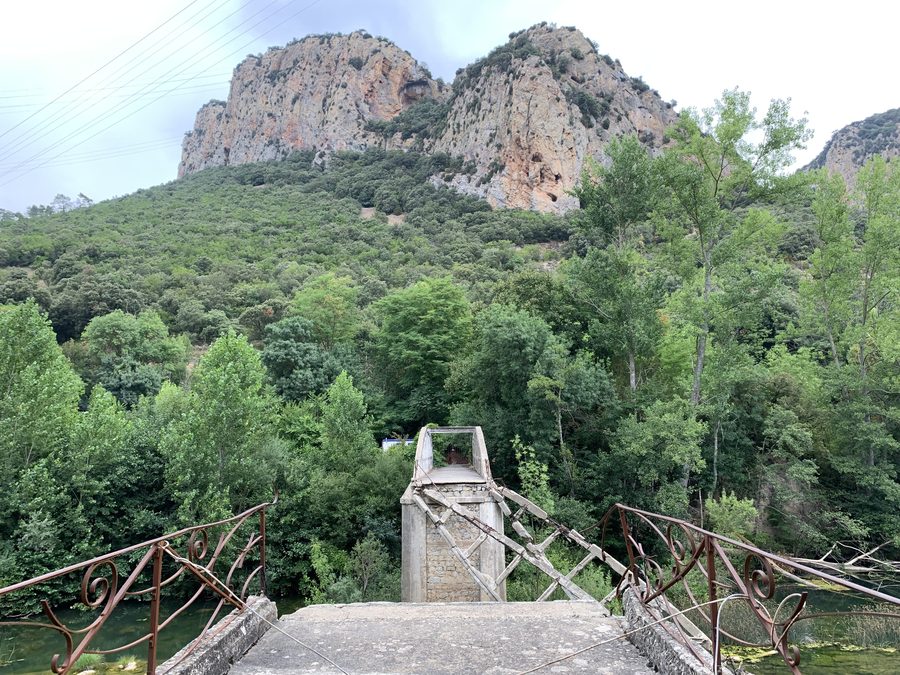 Puente destruido del antiguo balneario de Sobrón sobre el río Ebro