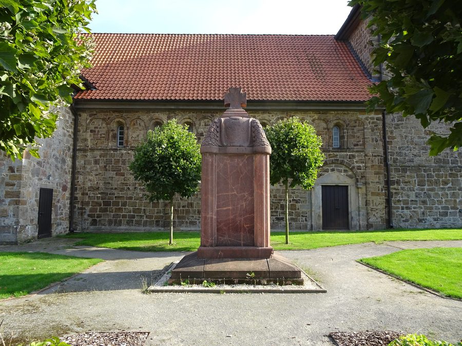 Ehrenmal vor der St.-Gangolf-Kirche in Wietzen