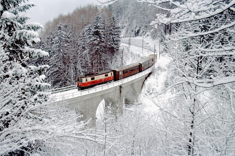 Regionalzug der Mariazellerbahn am Heugrabenviadukt nahe dem Bahnhof Puchenstuben im Winter