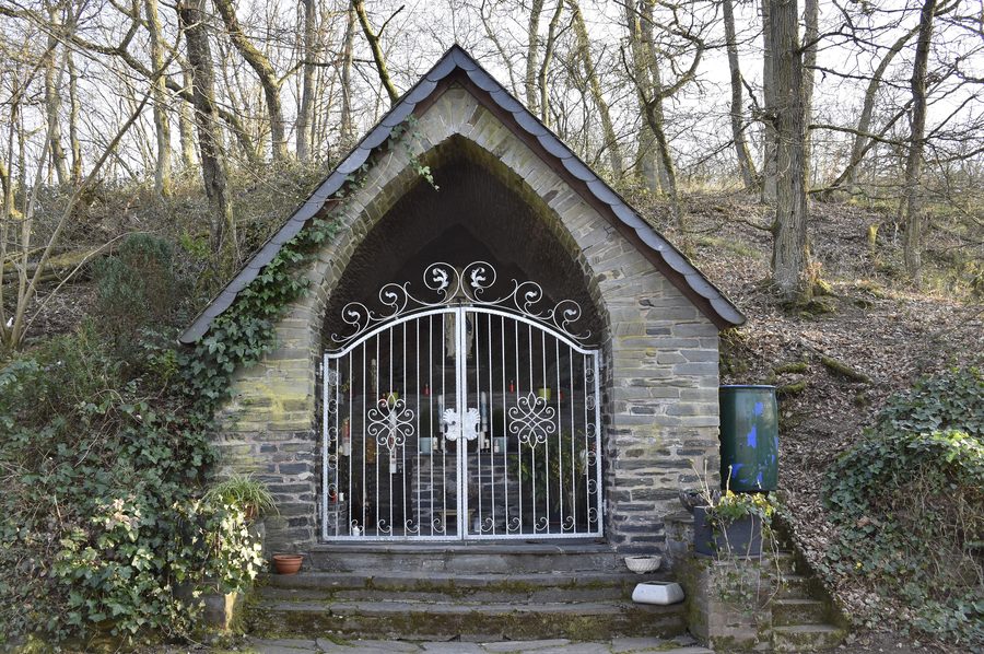 Inneres der Lourdesgrotte in Ayl
