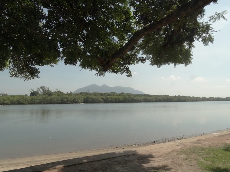 Rio São João mit dem Morro de São João im Hintergrund bei Barra de São João