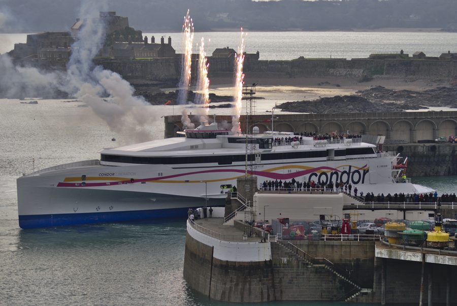 Fähre im Hafen von Saint Helier