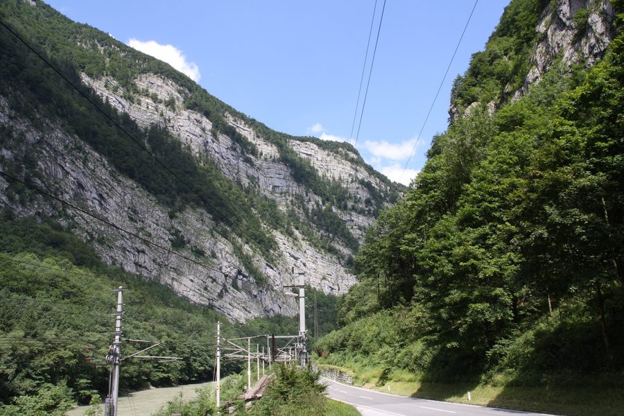Die Schlucht Salzachöfen mit Straße und Bahnstrecke
