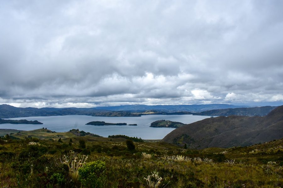 Laguna de Tota in Boyacá, Kolumbien, mit der umliegenden páramo-Landschaft